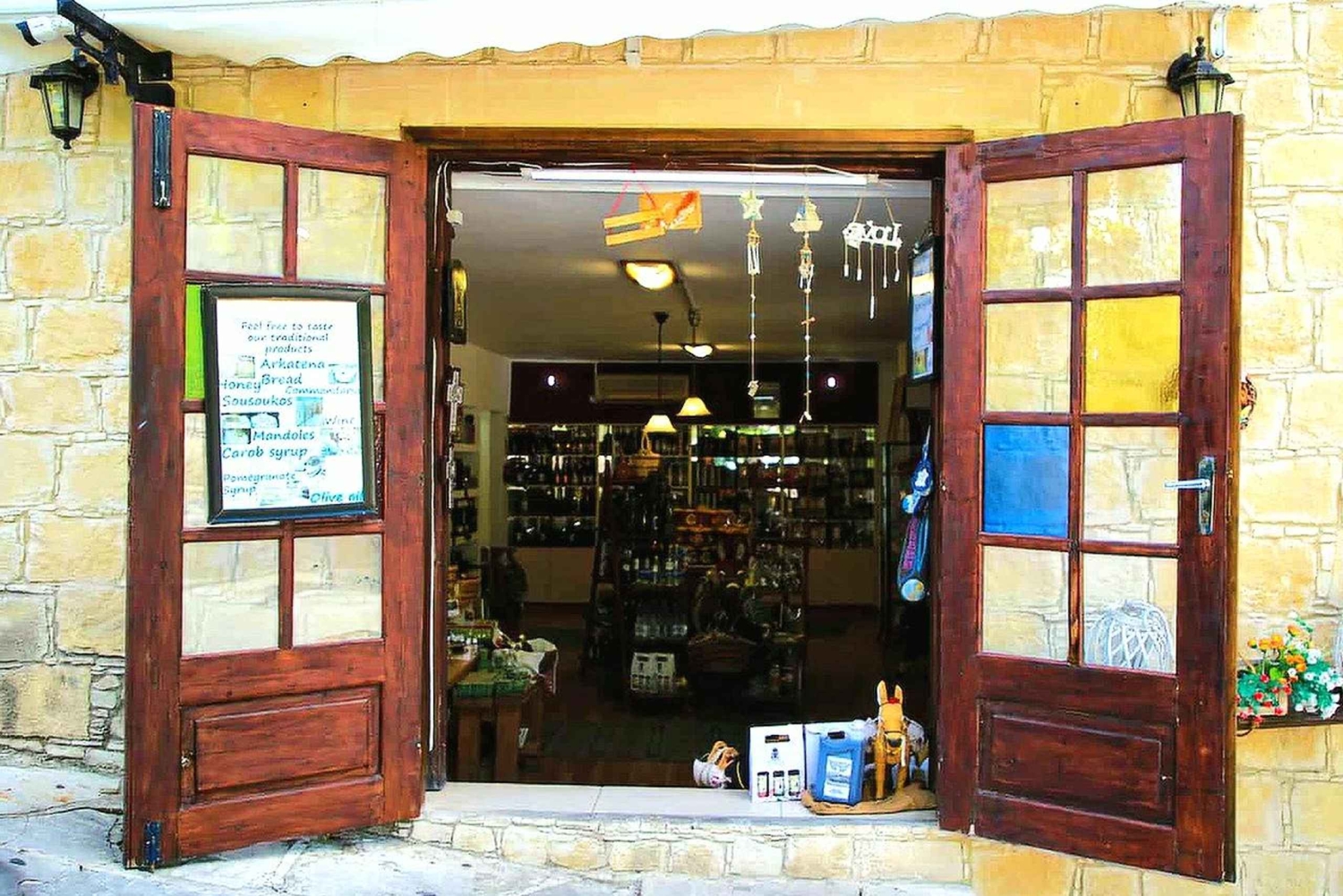 リマソール：トロodos村とワイナリーへの岸辺ツアー