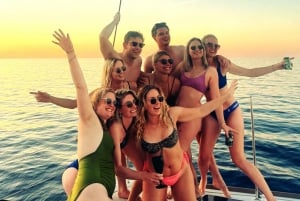 Limassol: Cruzeiro de Catamarã ao pôr do sol com snacks e bebidas