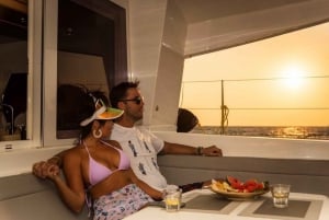 Limassol: Cruzeiro de Catamarã ao pôr do sol com snacks e bebidas