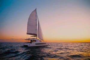 Limassol: Cruzeiro de Catamarã ao pôr do sol com snacks e bebidas