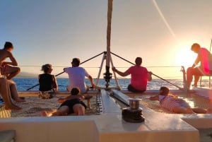 Limassol: Cruzeiro de Catamarã ao pôr do sol com snacks e bebidas