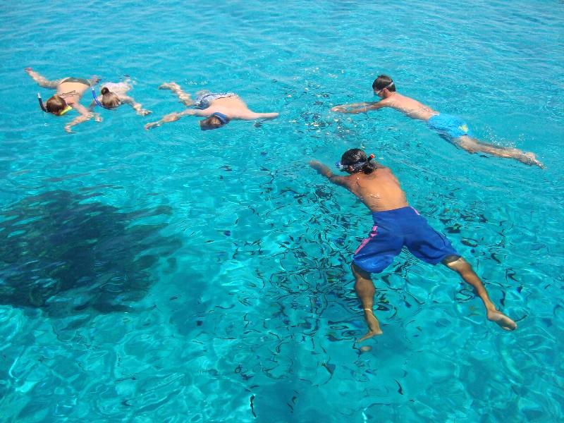 Сонник купаться в чистом. Люди плавают в голубой лагуне. Морская экскурсия голубая Лагуна. Сон плавать в голубой лагуне. Купаться во сне в чистой воде.