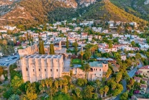 Nikozja i Kerynia z rumuńskojęzycznym przewodnikiem