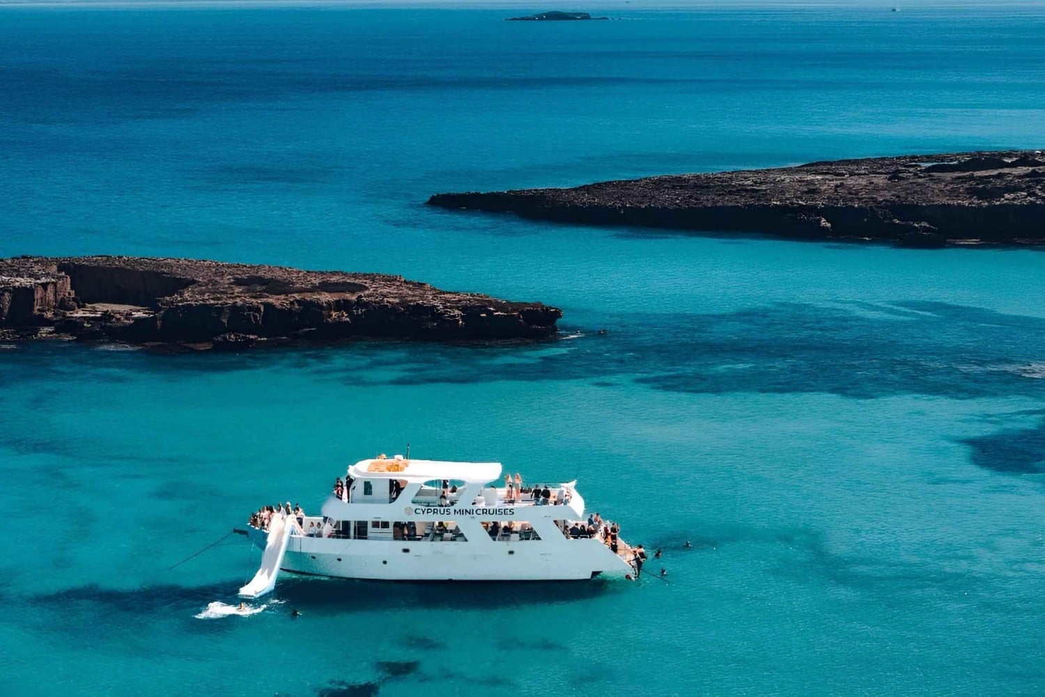 Paphos: pomeriggio in barca alla Laguna Blu con nuotata, BBQ e vino