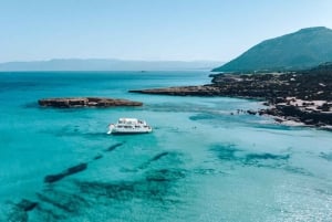 Paphos: pomeriggio in barca alla Laguna Blu con nuotata, BBQ e vino