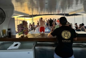 Paphos: pomeriggio in barca alla Laguna Blu con nuotata, BBQ e vino