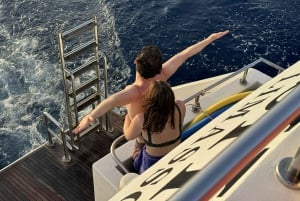 Paphos: pomeriggio in barca alla Laguna Blu con nuotata, BBQ e vino