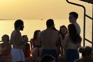 Paphos: pomeriggio in barca alla Laguna Blu con nuotata, BBQ e vino