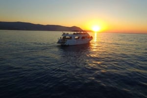 Paphos : Croisière au coucher du soleil sur le lagon bleu, barbecue et vin + toboggan aquatique