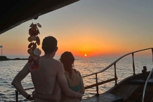 Paphos: Privat bådcharter med valgfri BBQ og åben bar