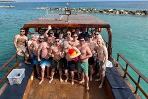 Paphos: Privat bådcharter med valgfri BBQ og åben bar