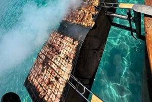 Paphos: Privat bådcharter med valgfri BBQ og åben bar