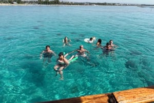 Paphos: Privat bådcharter med valgfri BBQ og åben bar