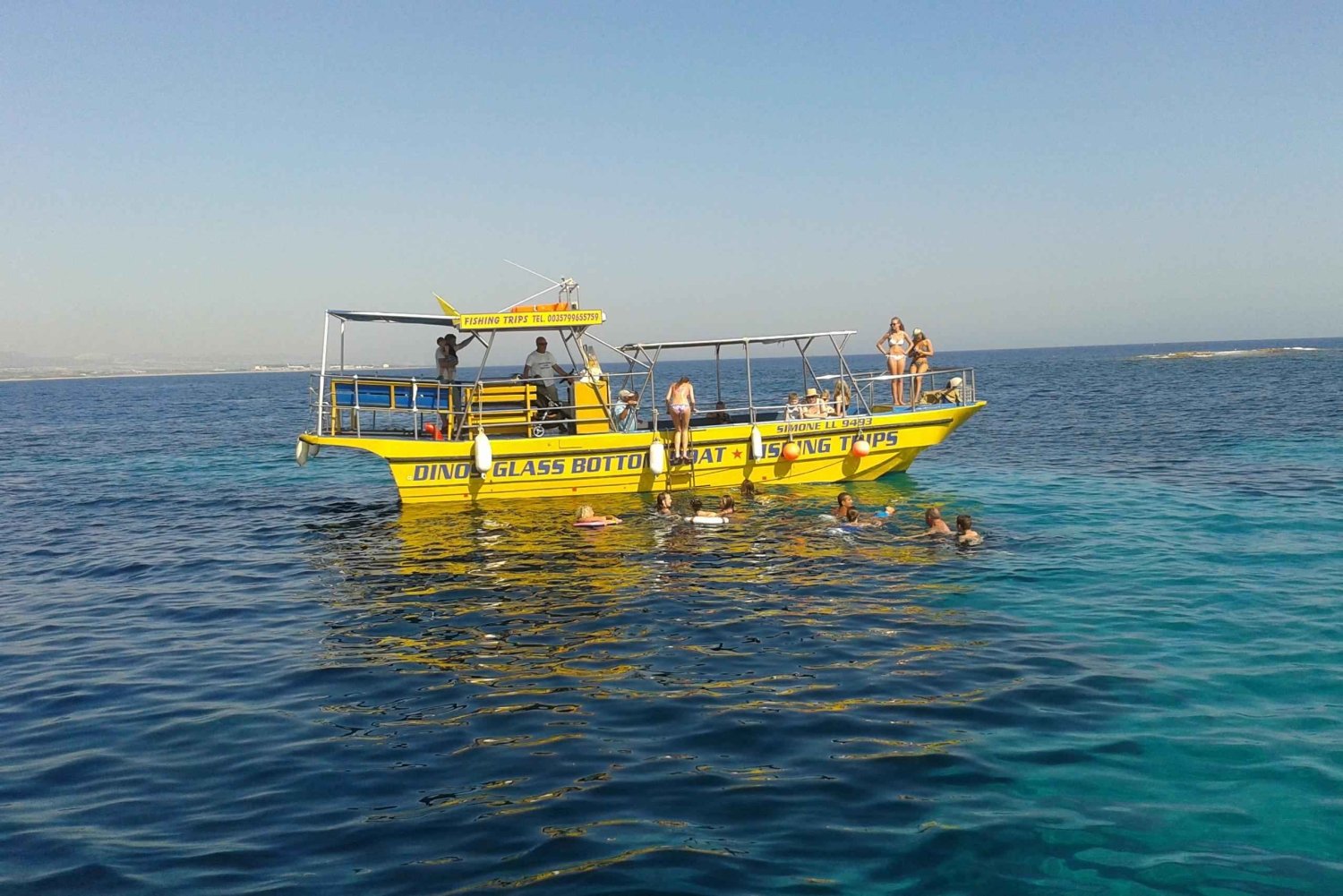 Paphos: crociera in barca con fondo trasparente giallo, nuoto e snorkeling