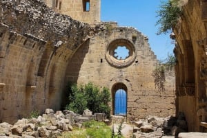 Paphos: Tour Kyrenia - St. Hilarion and Bellapais Abbey