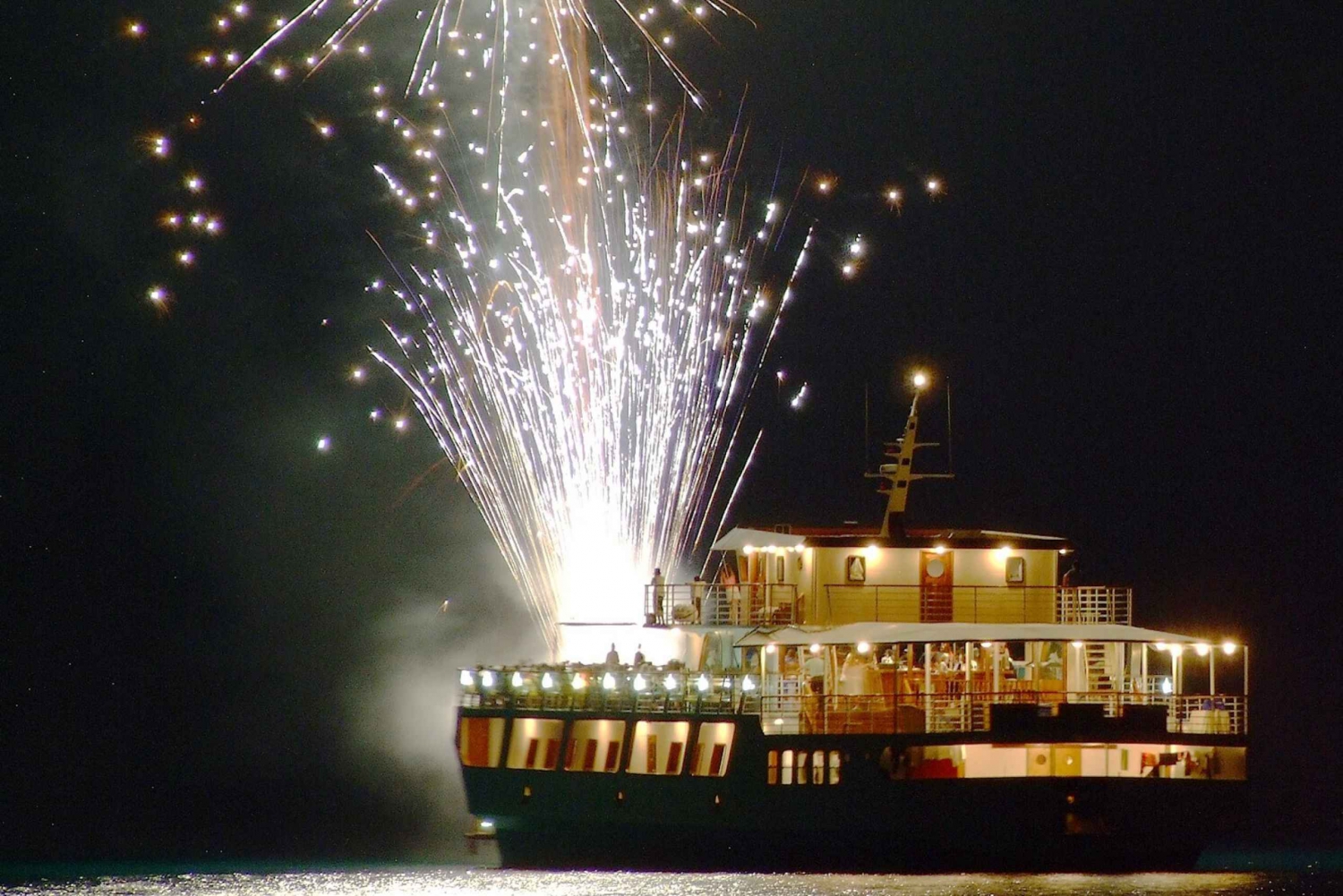 Paphos: Wave Dancer Fireworks, Buffet Dinner & Show Cruise