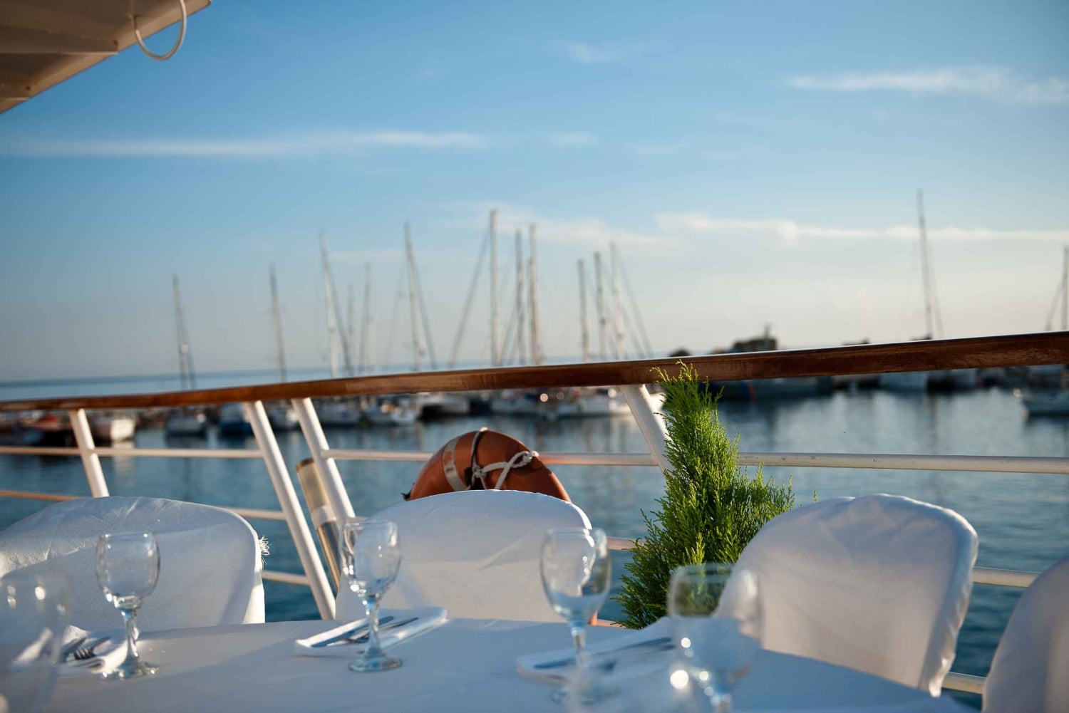 Пафос: фейерверк с танцором волн, ужин «шведский стол» и круиз с шоу