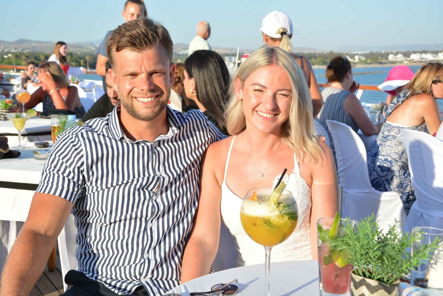 Пафос: фейерверк с танцором волн, ужин «шведский стол» и круиз с шоу