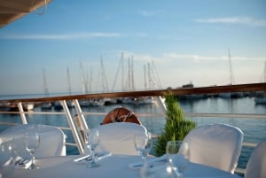 Пафос: фейерверк с танцором волн, ужин «шведский стол» и круиз с шоу