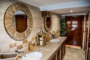 Пафос: фейерверк с танцором волн, ужин «шведский стол» и круиз с шоу