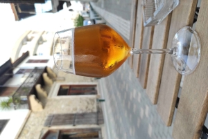 Cata privada de cerveza artesanal local en el centro de Lárnaca