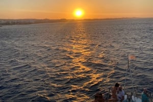 Protaras: Bådtur ved solnedgang til Turtle Cove og Den Blå Lagune