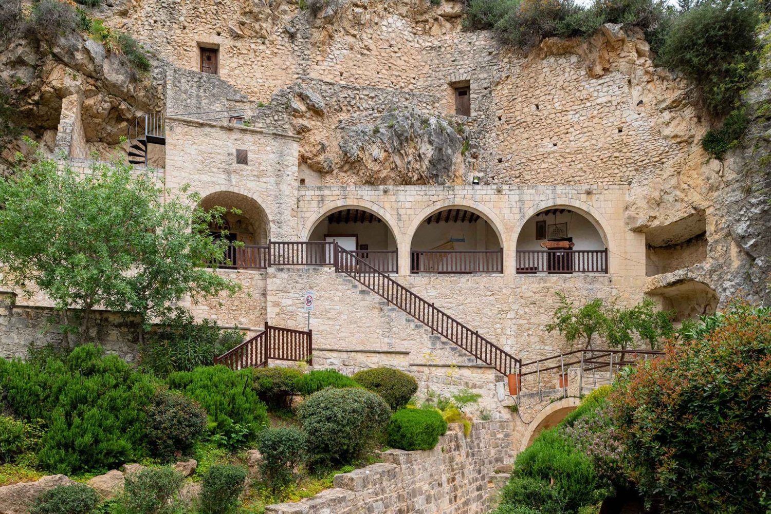 Monasterio de San Neófito y Latchi: excursión guiada en francés.