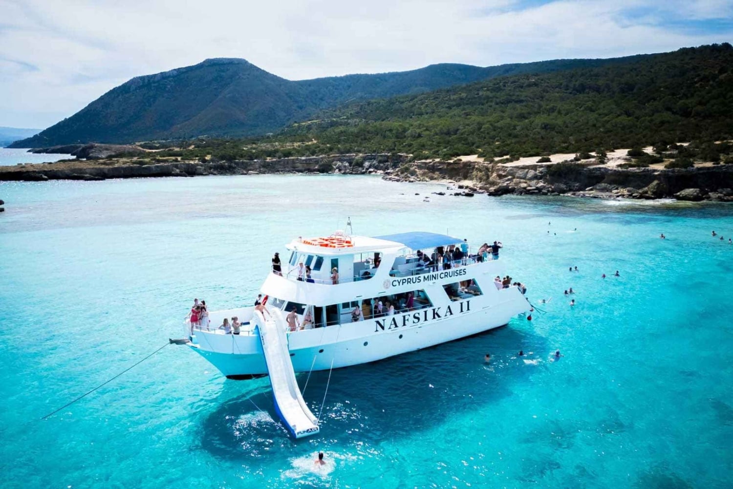 Traslados: Pafos a Latchi, barbacoa y crucero en tobogán acuático