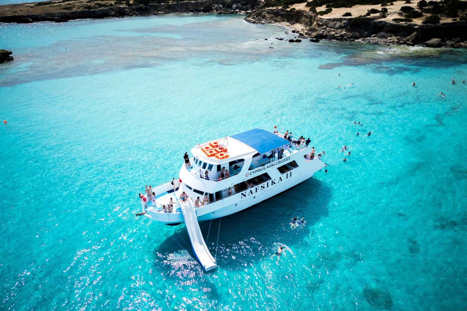 Traslados: Pafos a Latchi, barbacoa y crucero en tobogán acuático