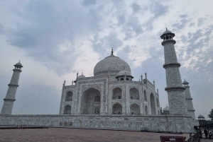 2 dagar Delhi och Agra Tour med bil med en godkänd guide