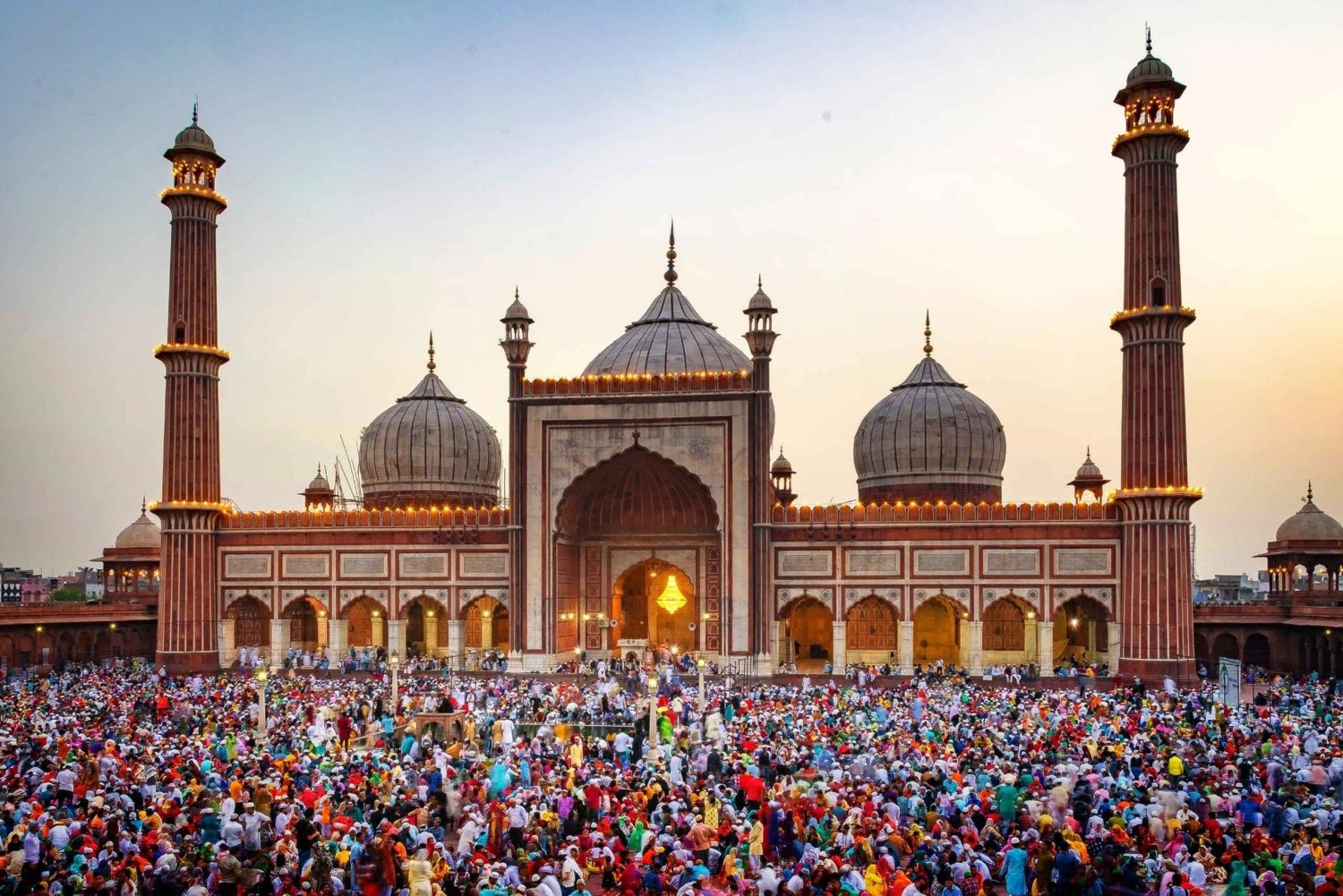 4 tunnin puolipäiväinen Old Delhi -kävelykierros ja riksakyyti