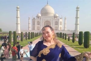 Agra: Taj Mahal Guided Tour with Skip-the-Line Tickets