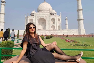 Agra: Taj Mahal Guided Tour with Skip-the-Line Tickets