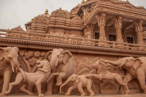 New Delhi : Le temple d'Akshardham se pare de lumières et de fontaines musicales