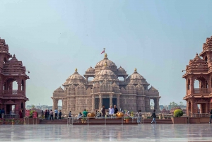 New Delhi : Le temple d'Akshardham se pare de lumières et de fontaines musicales