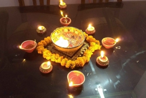 Juhli Diwali valon juhlaa kodissa Delhissä