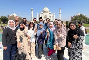 デリー、アグラ、ジャイプルのゴールデン・トライアングルを巡る数日間の旅とサファリをお楽しみください