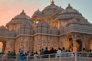 Delhi: Wycieczka samochodowa do świątyni Akshardham z pokazem wodno-świetlnym