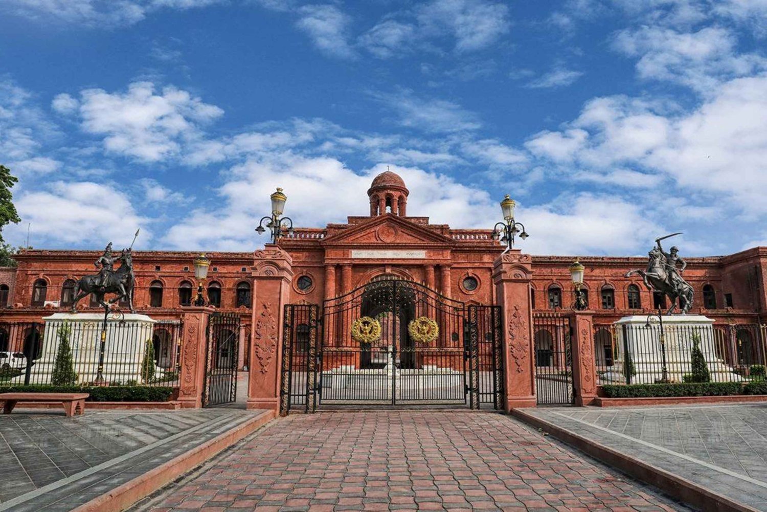 Delhi: Amritsar 2-Day Tour with Golden Temple & Wagah