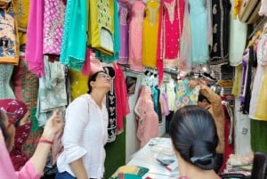 Delhi: Tour di un giorno sull'autentico percorso degli acquirenti con pranzo