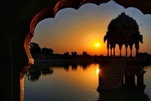 Deli à noite: passeio privado de 3 horas em carro de luxo