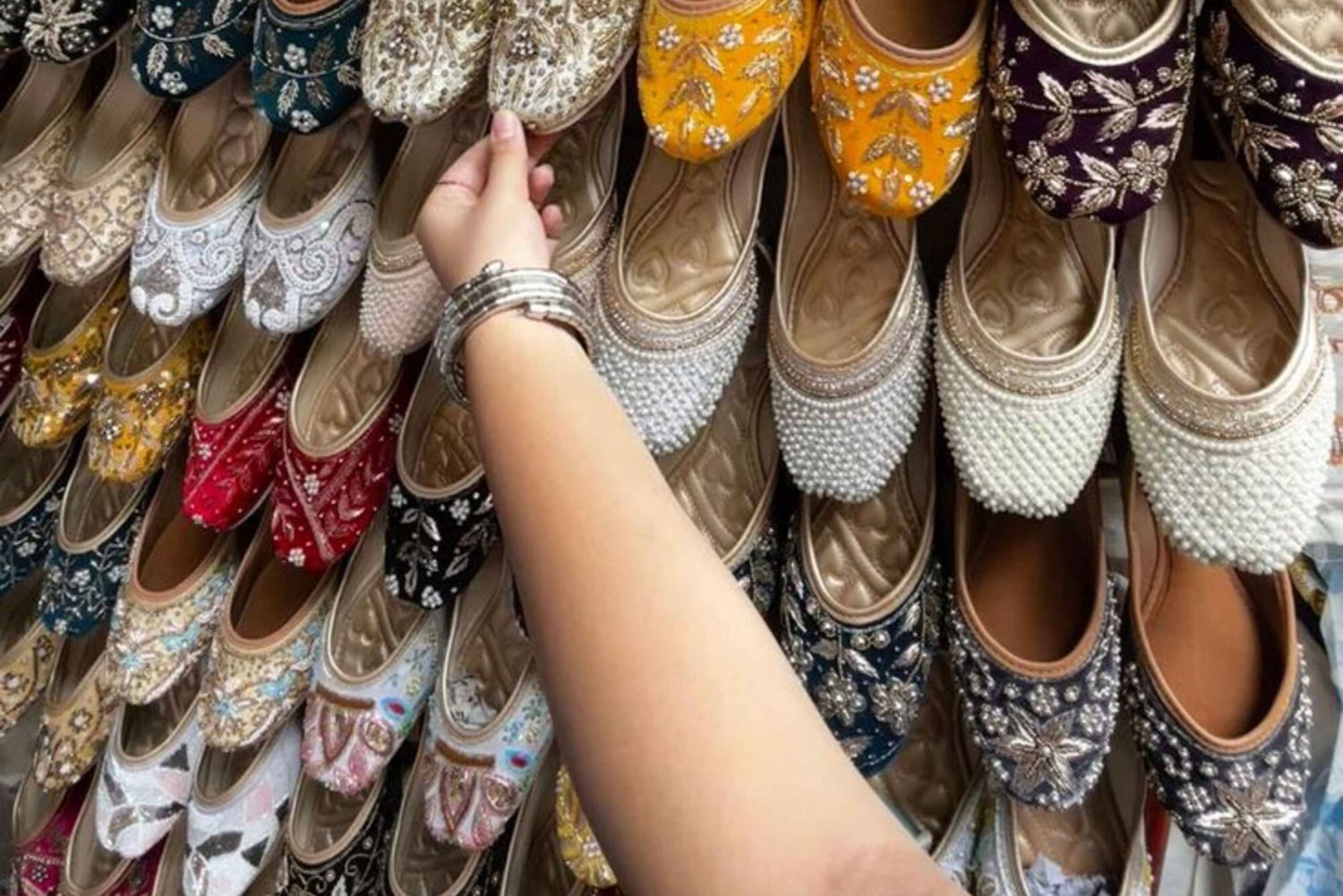 女性ガイドと行くデリー市内ショッピングツアー（車で移動）