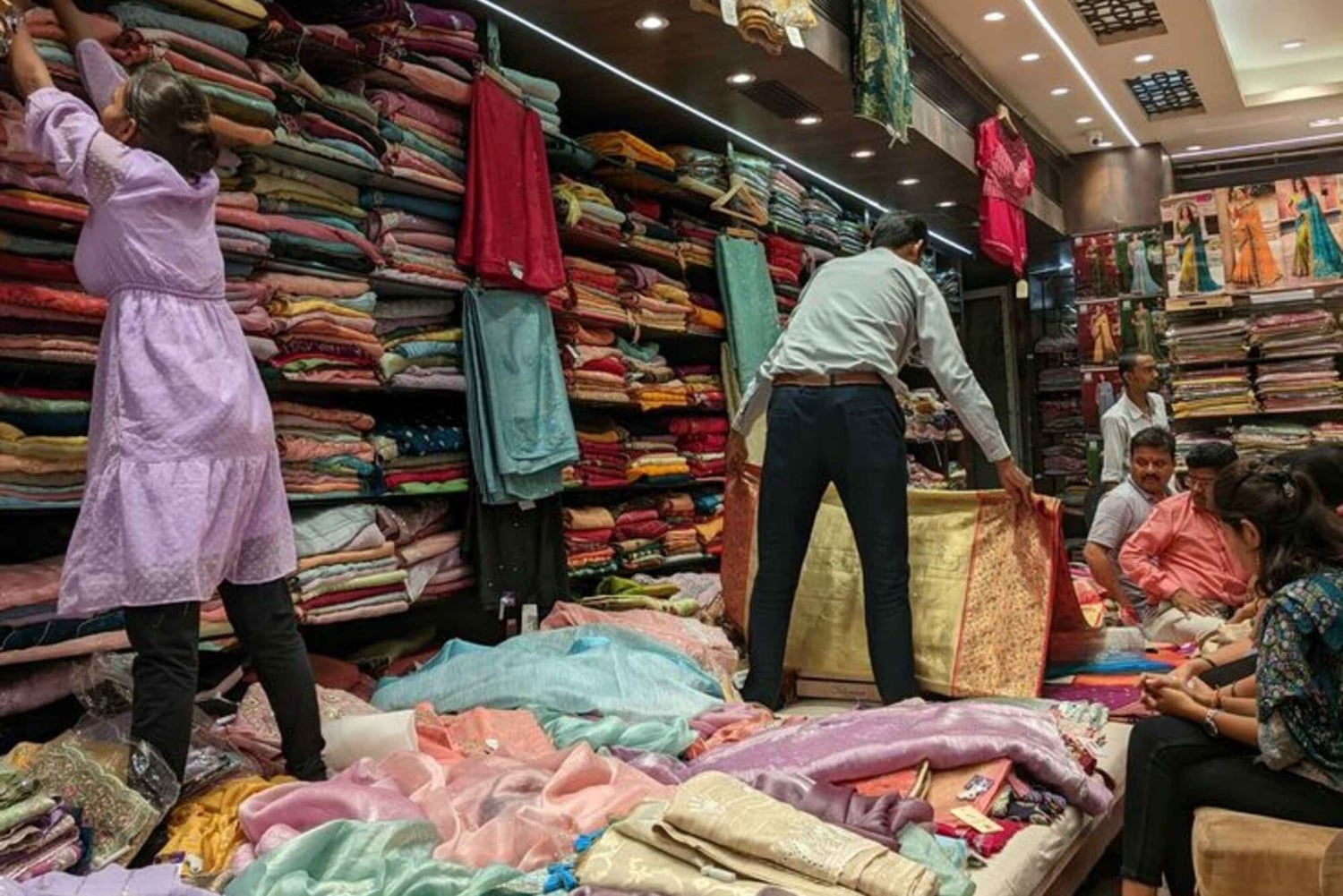 女性ガイドと行くデリー市内ショッピングツアー（車で移動）