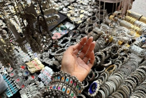 Delhi City Shopping Tour by Car with Female Guide