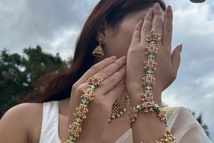 女性ガイドと行くデリー市内ショッピングツアー（車で移動）