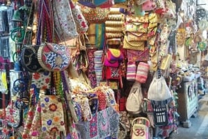 女性ガイドと行くデリー市内ショッピングツアー（車で移動）