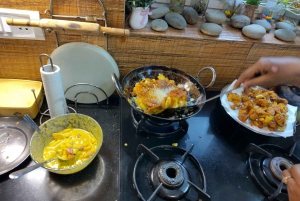 Delhi: Clase de cocina y mucho más en casa de una familia local