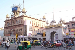 Delhi: Cultural Landmarks Overnight Tour with Guide