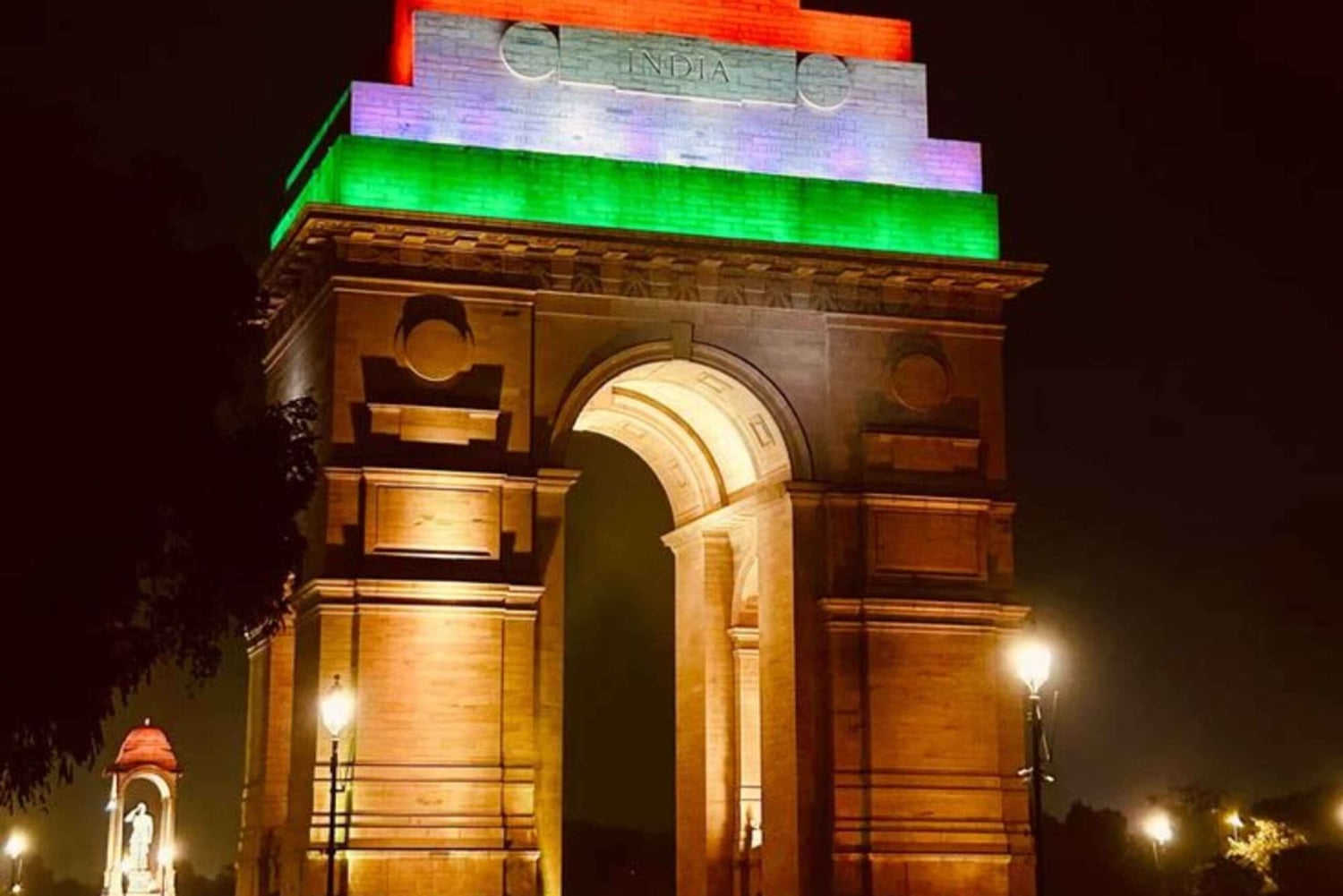 Delhi: Mukautettava ilta/yökierros autolla ja oppaalla