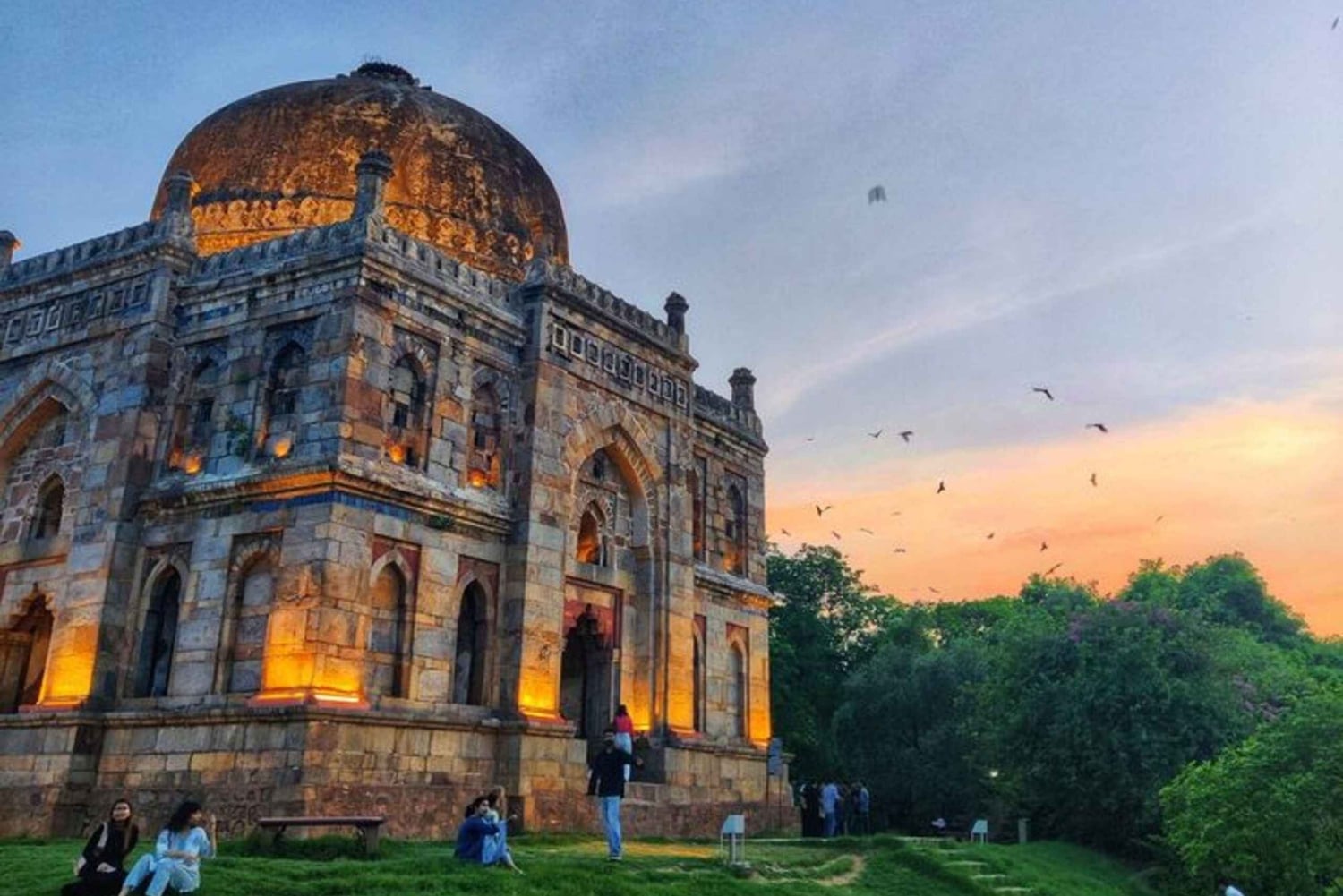 Delhi: Mukautettava ilta/yökierros autolla ja oppaalla